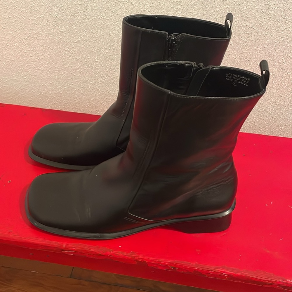 Etienne Aigner black leather ankle boots women’s size 9 M Like New